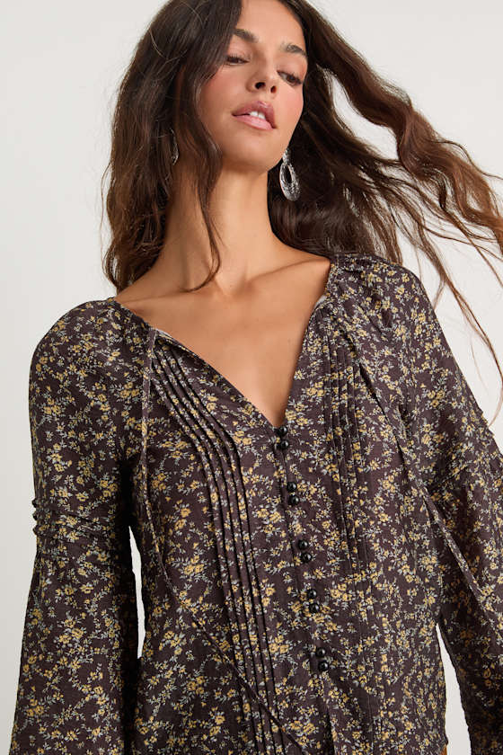 Noahlyn Black Floral Pleated Long Sleeve Blouse